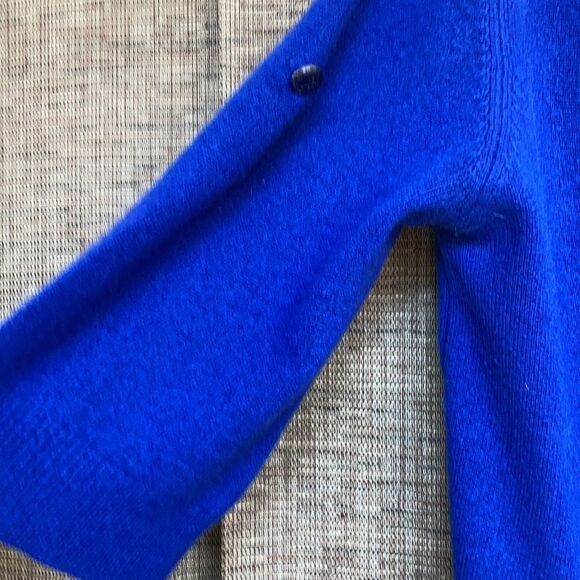 BCBGMAXAZRIA cashmere sweater top color blue - Picture 5 of 7